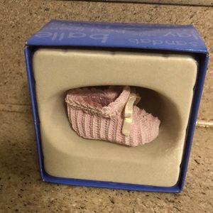 “It’s a Girl!” Decorative baby shoe collectible